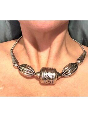 Vintage-Style Silver-Tone Statement Necklace With Ornate Center Bead & Ribbed